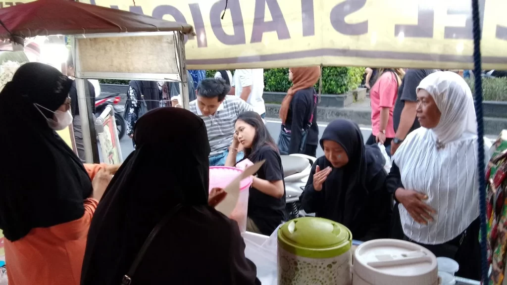 pelanggan warung pecel stadion 1 (1)